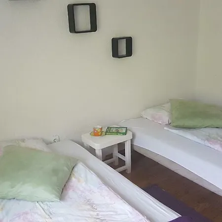 Apartma With 2 Bedrooms And Big Family Garden 公寓