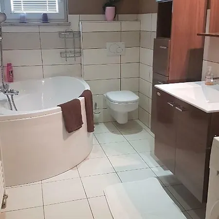 דירה Apartma With 2 Bedrooms And Big Family Garden *