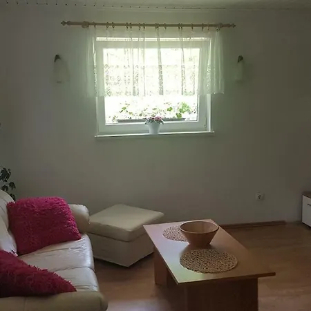 Apartma With 2 Bedrooms And Big Family Garden דירה בוהין