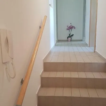 Apartma With 2 Bedrooms And Big Family Garden 公寓 *
